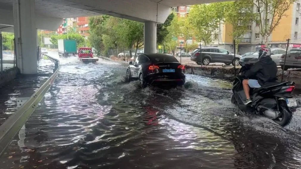 ¡VIDEOS! Lluvias torrenciales en Barcelona: rescates y caos en el transporte