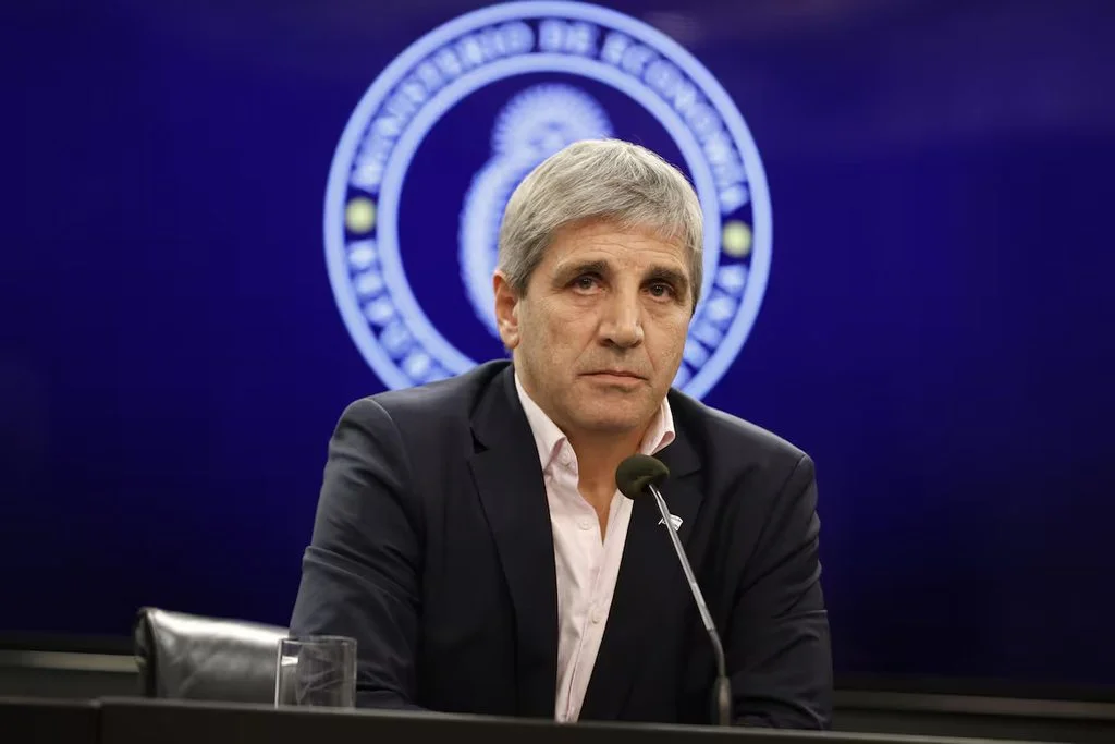 Caputo salió a defender el dólar y cruzó a quienes piden una devaluación: “Son momias”