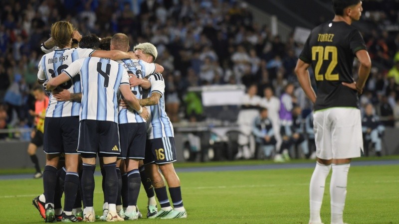 La nueva Selección nació con una goleada: con muchas caras nuevas, Argentina aplastó a Bolivia en Córdoba