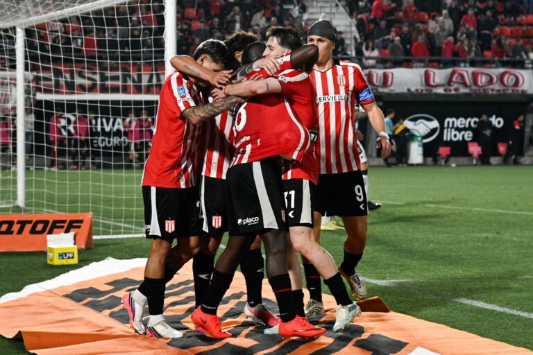 Estudiantes aplastó a Gimnasia y se ilusiona con los playoffs