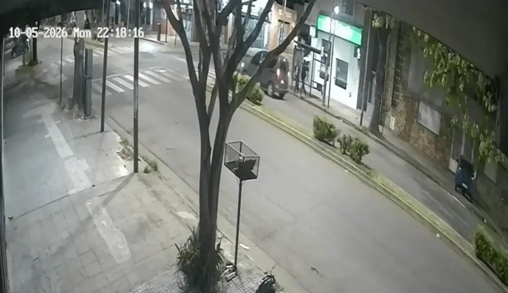 Paró en un semáforo, le apuntaron a la cabeza y le robaron el auto