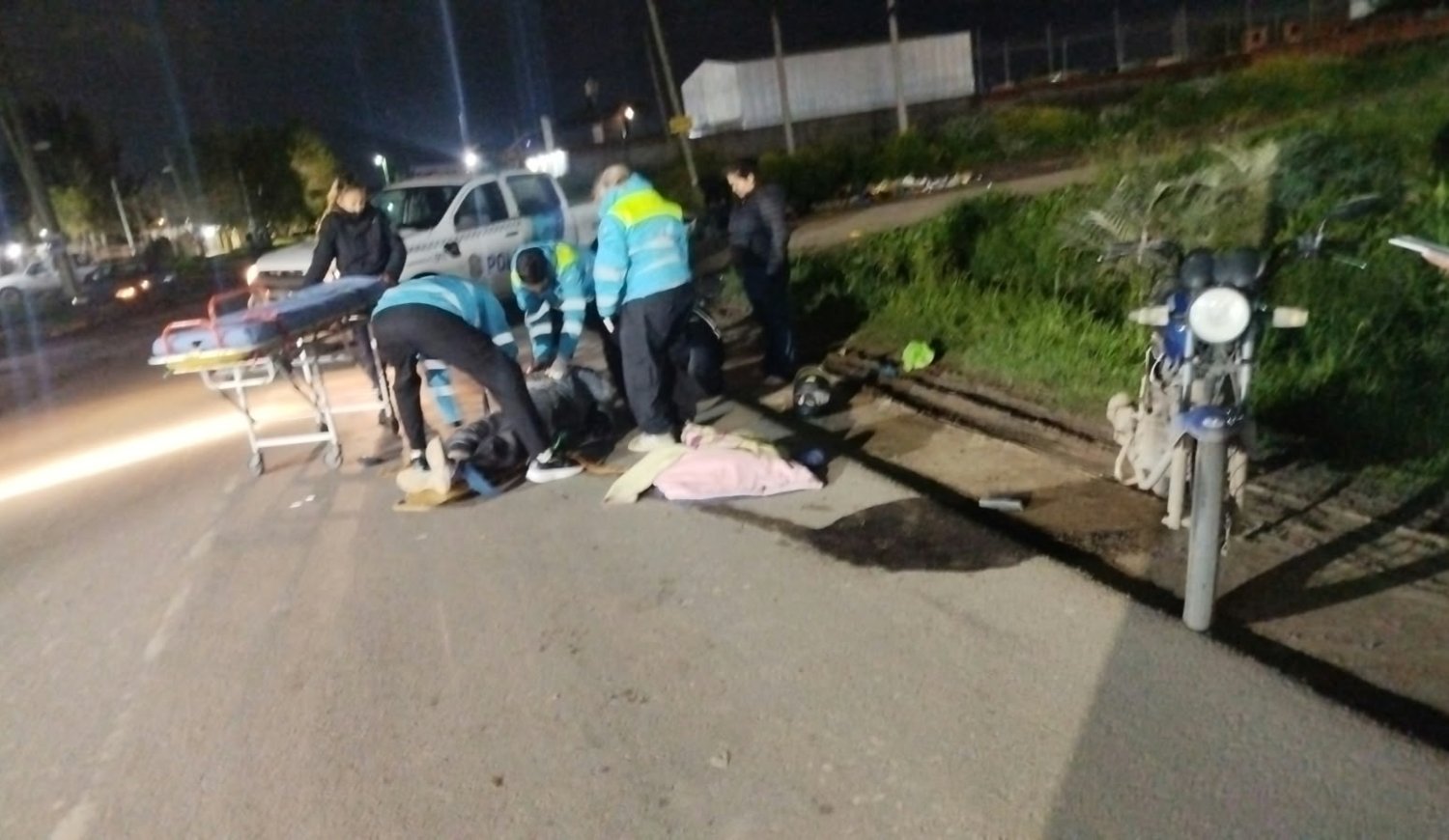 Atropellaron a dos motociclistas, escaparon y terminaron volcando