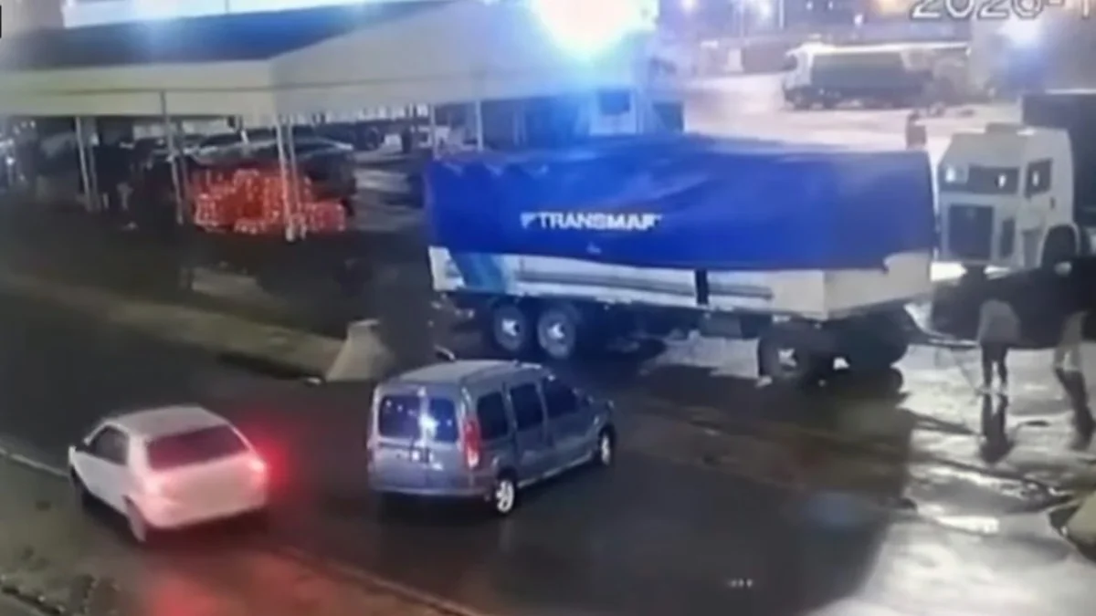 Una joven murió atropellada por el acoplado de un camión en el Mercado Central