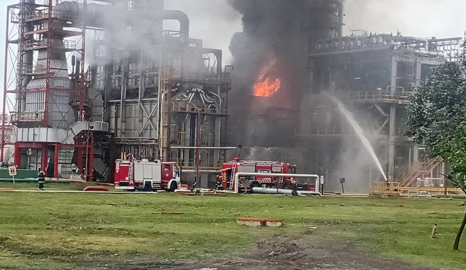 El miedo constante: otro incendio en la refinería de YPF