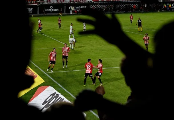 Estudiantes venci&oacute; 1-0 a Deportivo Riestra y sigue cerca de la cima