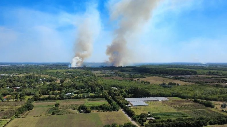 Incendio fuera de control en Arturo Segu&iacute; pone en alerta al Parque Pereyra Iraola