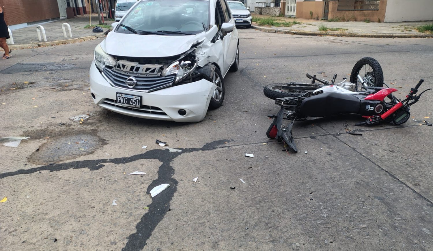 Motociclista pelea por su vida tras grav&iacute;simo accidente