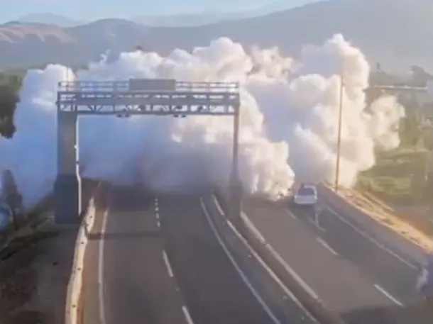 Chile: cuatro muertos y 17 heridos al explotar un cami&oacute;n con gas licuado en la autopista